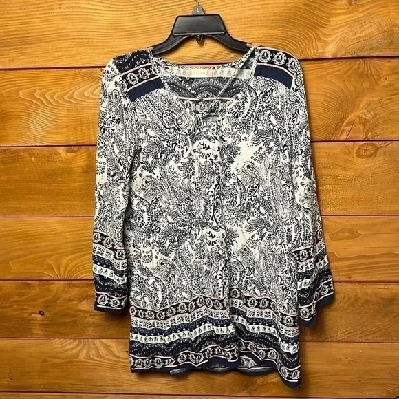 Altar'd State Tops - ALTARD STATE Womens LONG SLEEVE SHIRT top blouse Paisley white blue Rayon v-neck